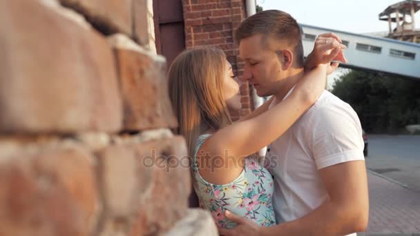 La chica y el chico caminan por la calle — Vídeo de stock