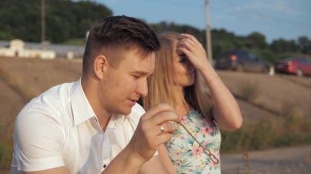 La chica y el chico caminan por la calle — Vídeo de stock