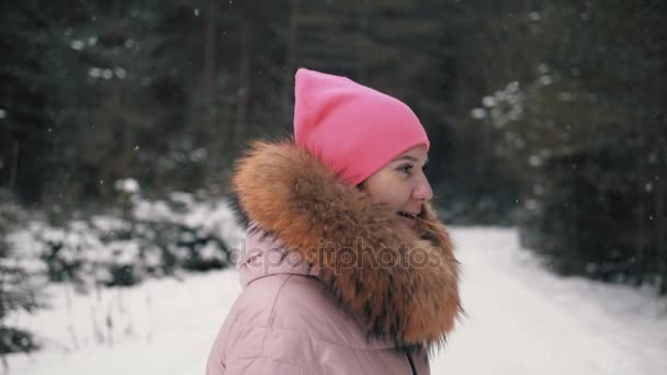 这个女孩在大雪中慢慢走过冬天的森林 — 图库视频影像