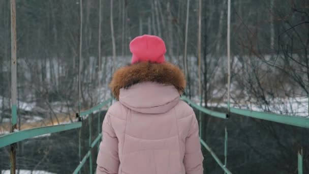 Flickan Går Långsamt Igenom Vinter Skog Snöfall — Stockvideo