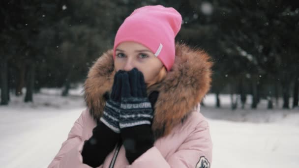 Dívka Pomalu Kráčí Lesem Zimní Sněžení — Stock video