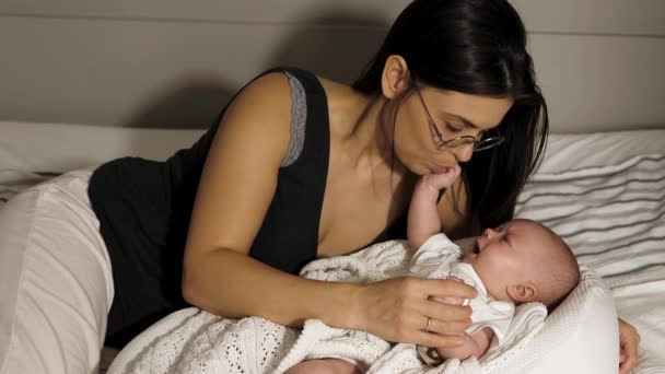 Mãe Deita Com Bebê Uma Cama Branca — Vídeo de Stock