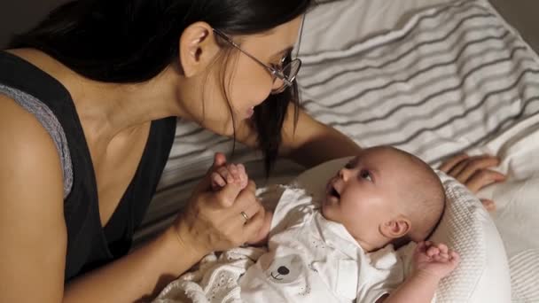 Mãe Deita Com Bebê Uma Cama Branca — Vídeo de Stock