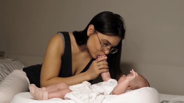 Moeder Ligt Met Een Baby Een Wit Bed — Stockvideo