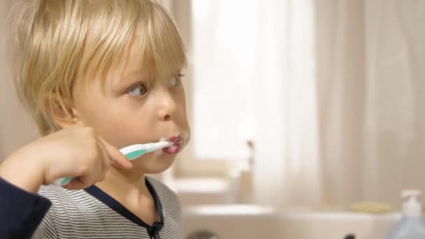 Маленький Хлопчик Чистить Зуби Ванній — стокове відео