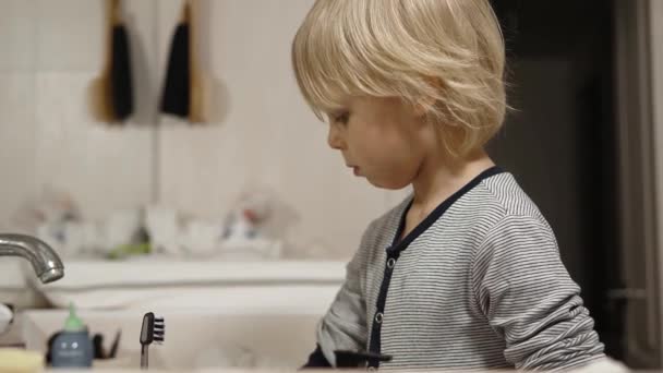 Petit Garçon Brossant Les Dents Dans Salle Bain — Video