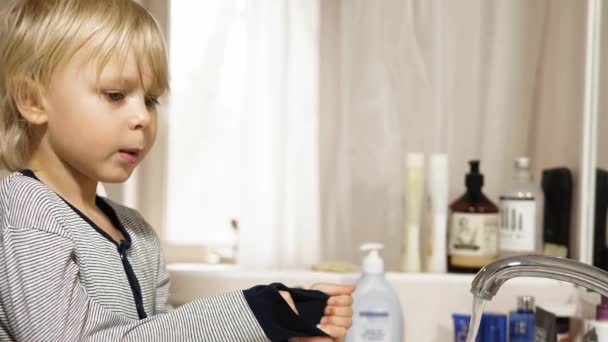 Niño Pequeño Cepillándose Los Dientes Baño — Vídeo de stock