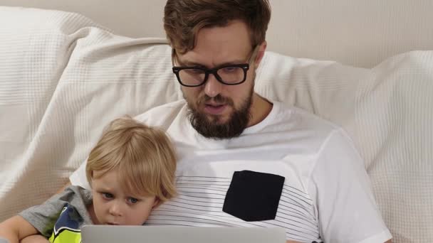 Ojciec Syn Oglądają Teledyski Laptopie — Wideo stockowe