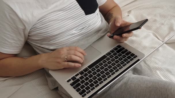 Jeune Père Famille Travaille Bureau Domicile Sur Ses Gadgets — Video