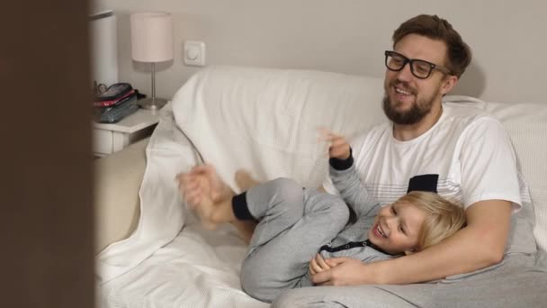 Vater Und Sohn Spielen Zusammen Auf Der Couch Und Schauen — Stockvideo