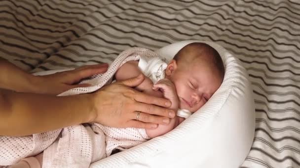 Μωρό Κοιμάται Στην Κούνια Στο Κρεβάτι — Αρχείο Βίντεο
