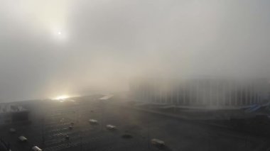 Şehir sisli, sabahın erken saatlerinde, yaz aylarında. Havadan