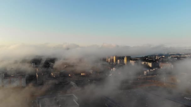 Город Тумане Ранним Утром Летом Воздушный — стоковое видео