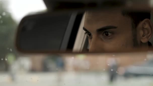 Jovem Olhando Espelho Retrovisor Sentado Carro — Vídeo de Stock