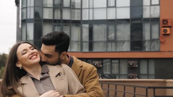 愛のカップルが街を歩き回り お互いの会社を楽しむ — ストック動画