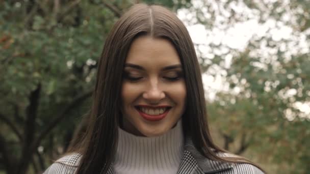 Model Kráčí Stromech Dívá Kamery Usmívá Město — Stock video