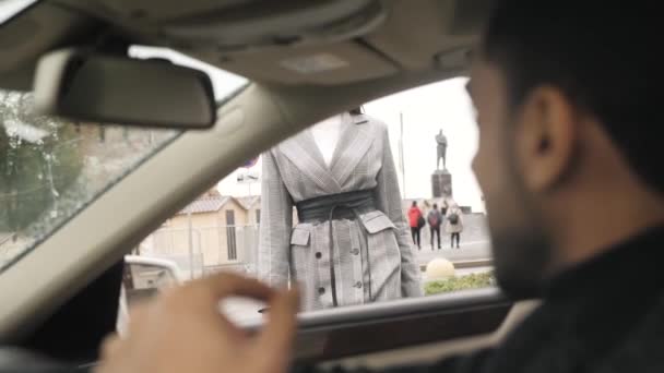 Jovem Casal Sentado Carro Fofo Falando — Vídeo de Stock