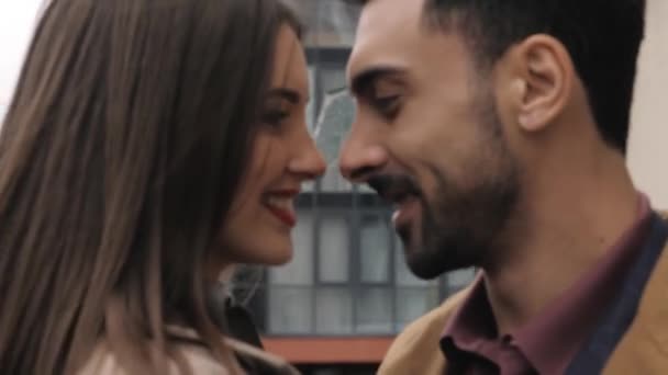 Una Pareja Enamorada Pasea Por Ciudad Disfruta Compañía Del Otro — Vídeo de stock