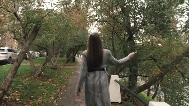 Modelka Spacerująca Drzewach Patrząca Kamerę Uśmiechnięta Pejzaż Miejski — Wideo stockowe