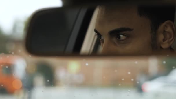 Junger Mann Schaut Den Rückspiegel Und Sitzt Auto — Stockvideo