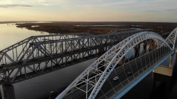 Puesta Sol Sobre Río Volando Sobre Puente Sobre Río — Vídeos de Stock