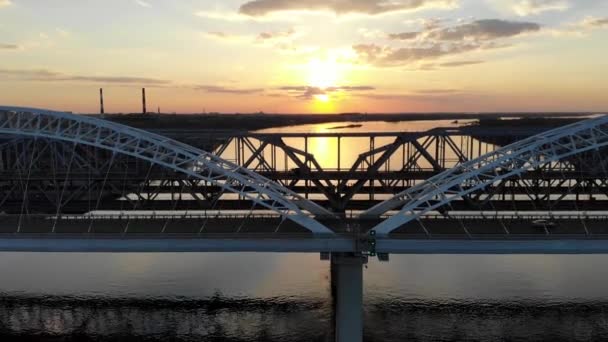 川の上の夕日川の上の橋を渡って飛んで — ストック動画