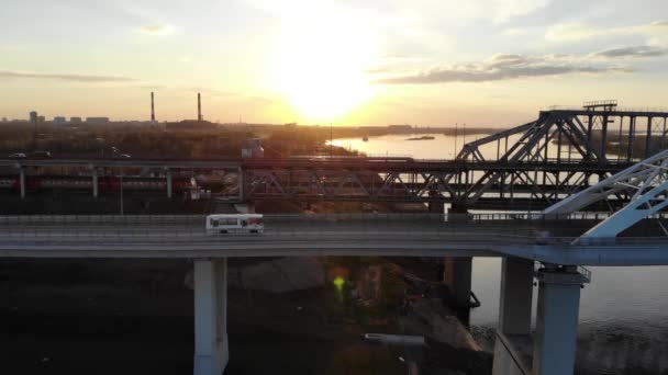 Sonnenuntergang Über Dem Fluss Flug Über Die Brücke Über Den — Stockvideo