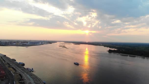 两条河的汇合处 日落时飞行 — 图库视频影像