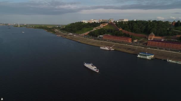 Let Přes Řeku Výhled Nižný Novgorod Kreml Teplý Letní Večer — Stock video