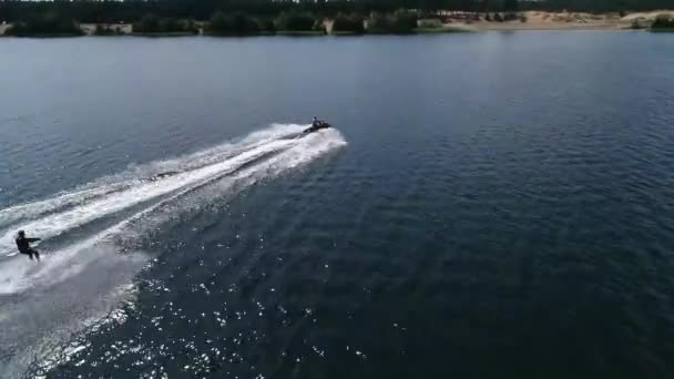 Wasserski Auf Dem See Luftaufnahme — Stockvideo