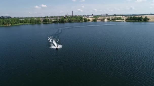 Wasserski Auf Dem See Luftaufnahme — Stockvideo
