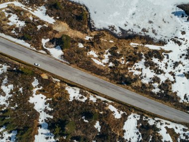 Dağlarda bahar doğası ve kar eriyen buzullar ve göller