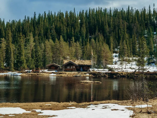 Maison Bord Lac Enneigé — Photo