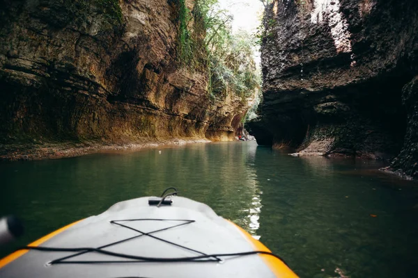 Mavi suyla kanyonda tekne gezisi.