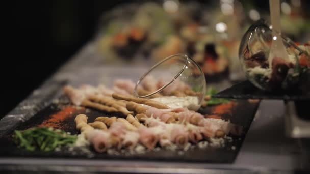 행사에서 음식을 배달하고 배치하는 샌드위치 카나비 안경원숭이 — 비디오
