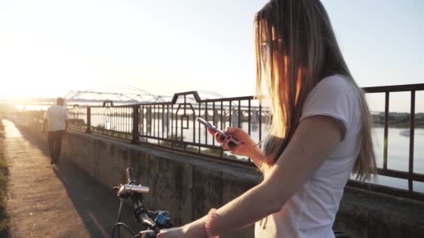 Menina Andando Pôr Sol Com Uma Bicicleta Olhando Para Natureza — Vídeo de Stock