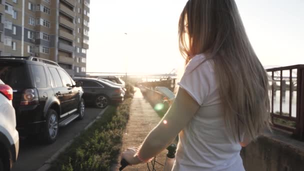 Menina Andando Pôr Sol Com Uma Bicicleta Olhando Para Natureza — Vídeo de Stock