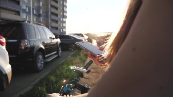 Menina Andando Pôr Sol Com Uma Bicicleta Olhando Para Natureza — Vídeo de Stock