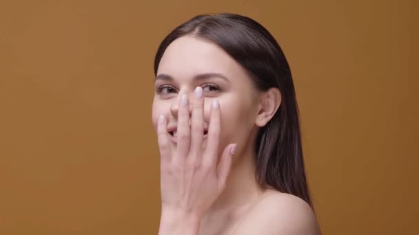 Lány Gyengéden Dörzsöli Arcát Kezével Élvezi Bőrkrém Folyamatát — Stock videók