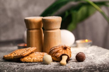 Masanın üzerinde tuz biberi ve kurabiye var. Denek çekim eko biçimi