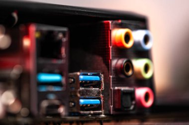 Bilgisayar ses ve görüntü kartı bağlantıları kırmızı arka ışık ile kapanır