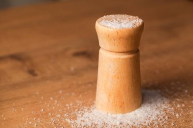 Mutfak masasında tuz ve biber var.