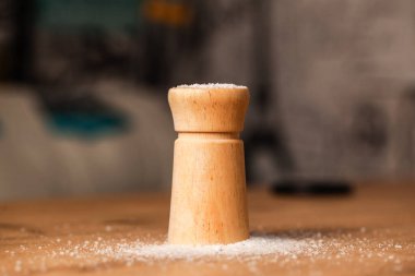 Mutfak masasında tuz ve biber var.