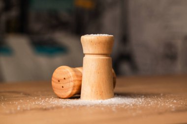 Mutfak masasında tuz ve biber var.