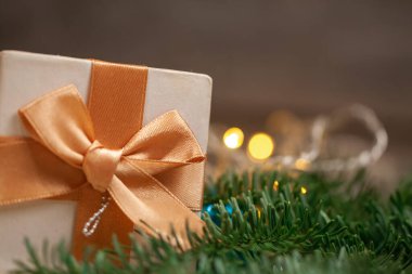 Noel kartı için arka plan Noel ağacı baloları ve hediyeler kapanıyor.