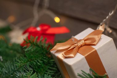 Noel kartı için arka plan Noel ağacı baloları ve hediyeler kapanıyor.