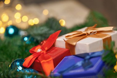 Noel kartı için arka plan Noel ağacı baloları ve hediyeler kapanıyor.