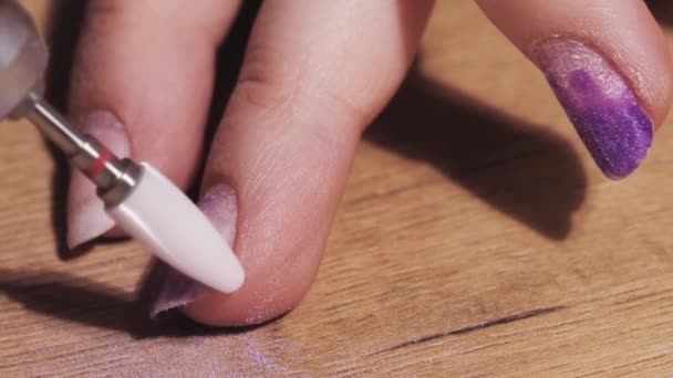 Menina Fazendo Manicure Perto Sua Mão — Vídeo de Stock