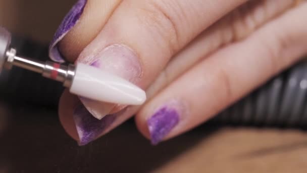 Dziewczyna Robi Manicure Zbliżenie Jej Ręka — Wideo stockowe