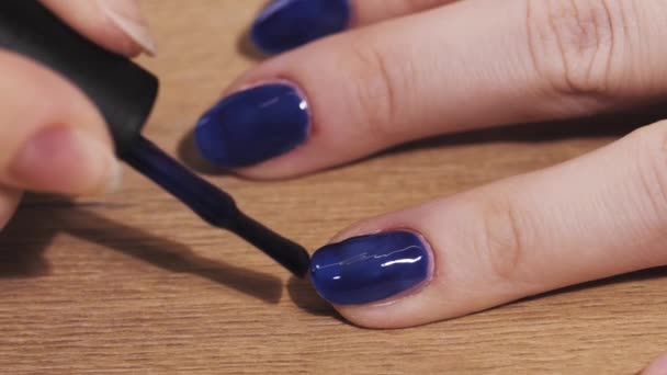 Menina Fazendo Manicure Perto Sua Mão — Vídeo de Stock